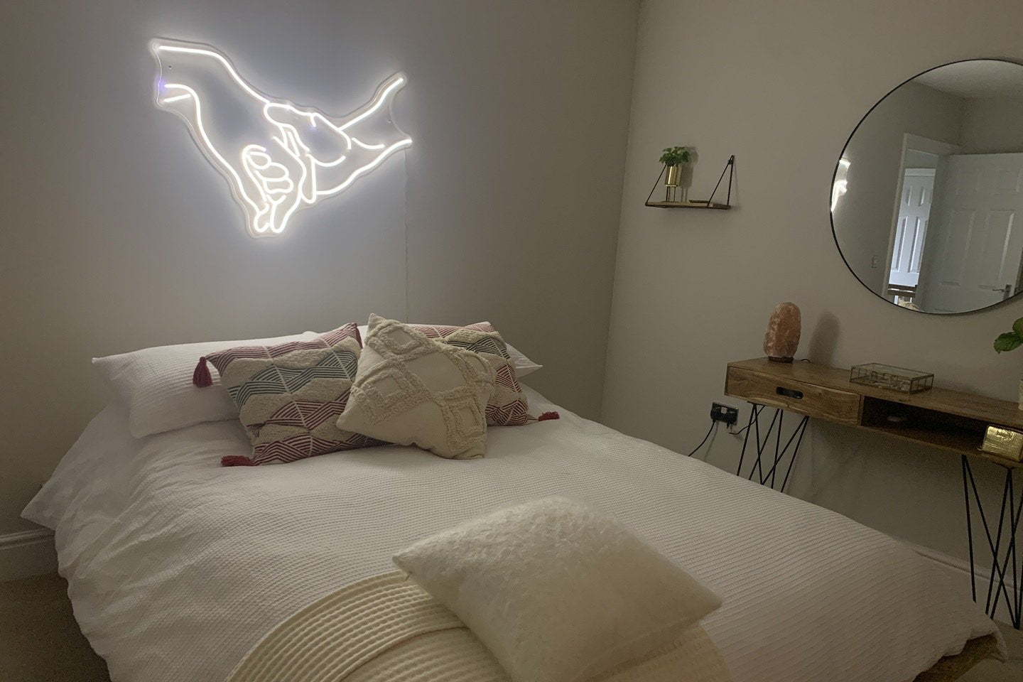 Hand in hand neon sign